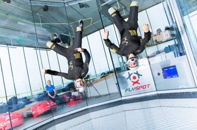 Loty w tunelu aerodynamicznym w Warszawie – niezwykły pomysł na emocjonującą rozrywkę