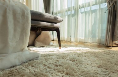 Dywan syntetyczny a naturalny